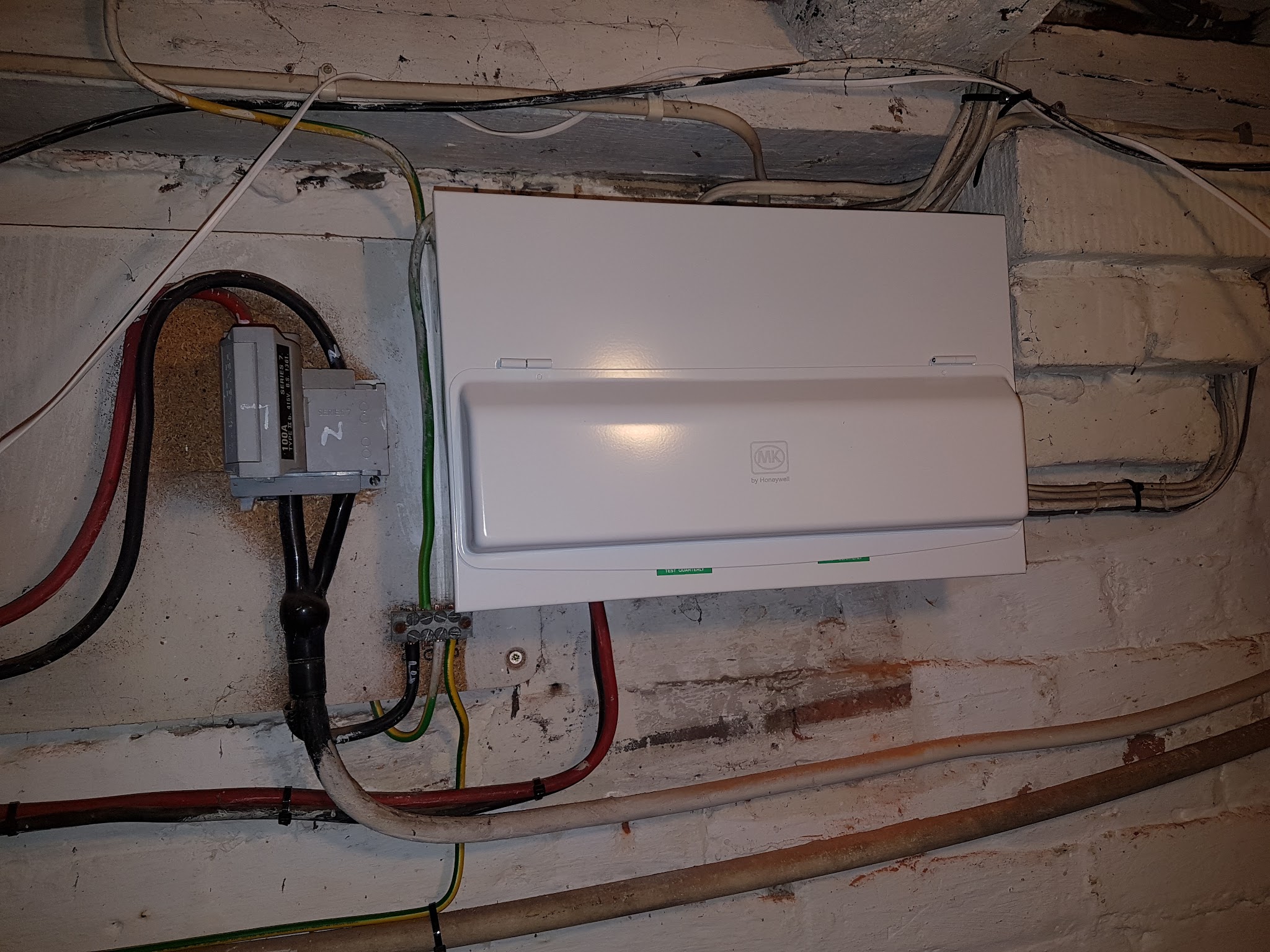 Circuit breakers and consumer unit wiring